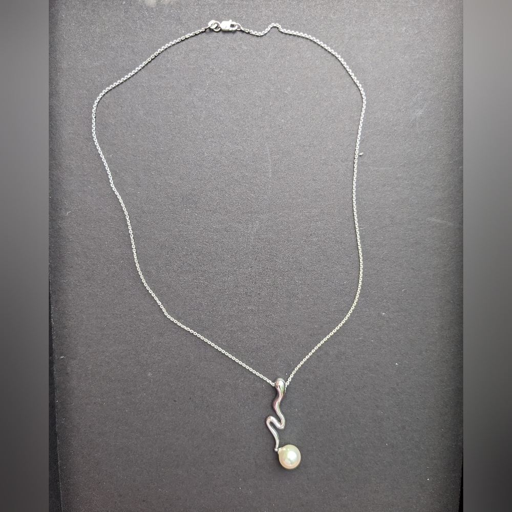 Silver and pearl necklace